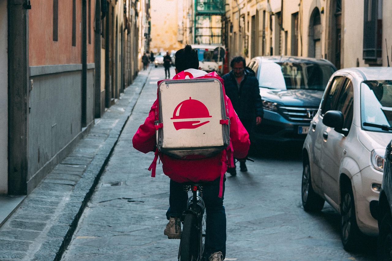 Foto de um entregador de delivery